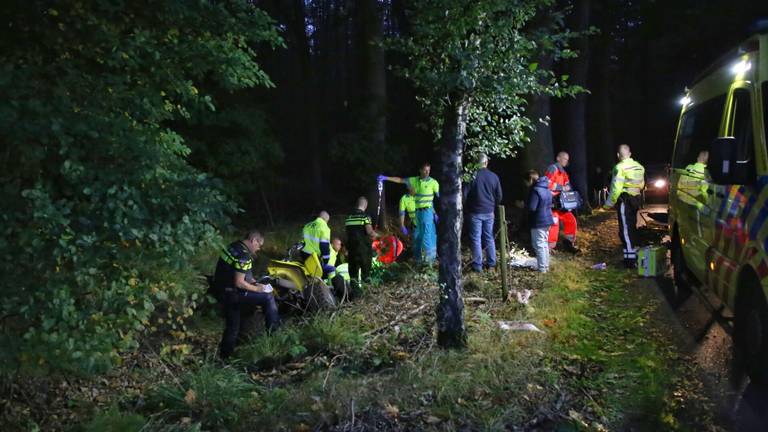 Quadrijder vliegt in donker bos uit de bocht en wordt bewusteloos gevonden in sloot (Foto: Berry van Gaal)