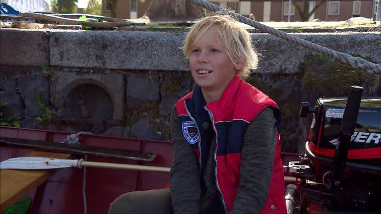 Max maakt elke week vanuit een fluisterbootje de Piushaven in Tilburg schoon.