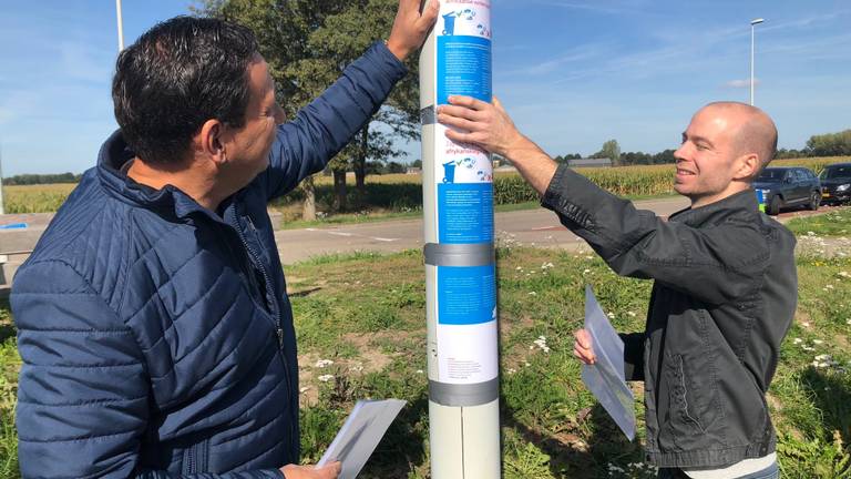 Boeren hangen flyers op in verschillende talen om te waarschuwen tegen varkenspest