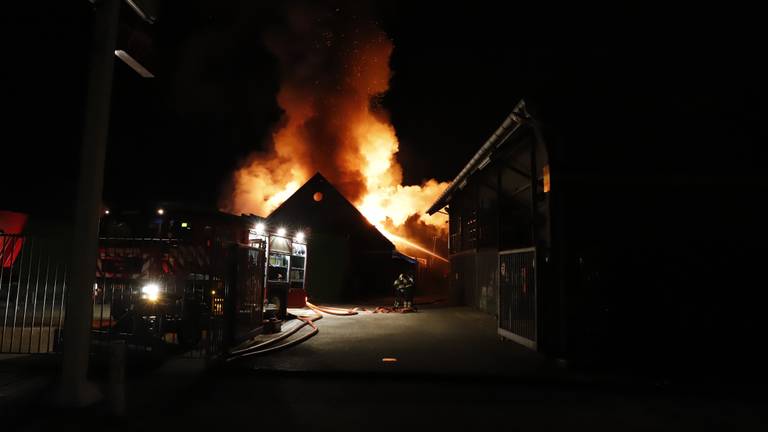 De brandweer bestrijdt het vuur. (Foto: SK-Media)