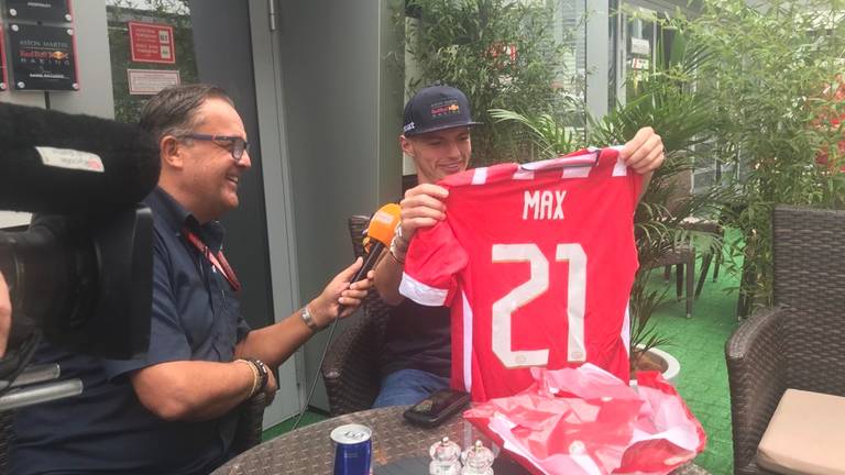 Een speciaal PSV-shirt voor de jarige Max verstappen (21). (Archieffoto Twitter: @olavmol)