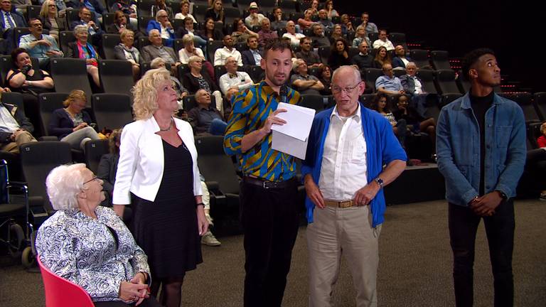 Filmmaker Willem Timmers (midden) met de Nederlands-Bakelse hoofdrolspelers in de documentaire Aan de andere kant