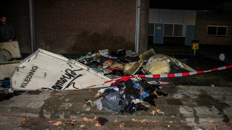 De resten van de container liggen over de hele straat verspreid. (Foto: Danny van Schijndel / 112Nieuwsonline)