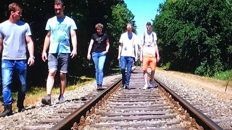 Steffi loopt in de laatste uitzending van Boer zoekt vrouw samen met haar 'mannen' over het spoor