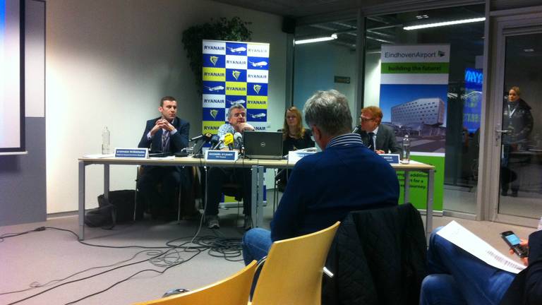 Ryanair-topman Michael O'Leary (tweede van links) tijdens een eerdere bijeenkomst op Eindhoven Airport. (foto:  Raoul Cartens)