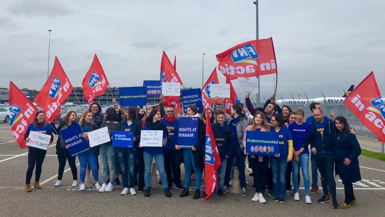 Stakend cabinepersoneel afgelopen vrijdag op Eindhoven Airport (foto: Raoul Cartens)