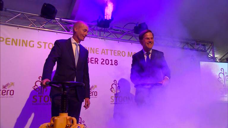 Premier Mark Rutte draait de symbolische stoomkraan open.