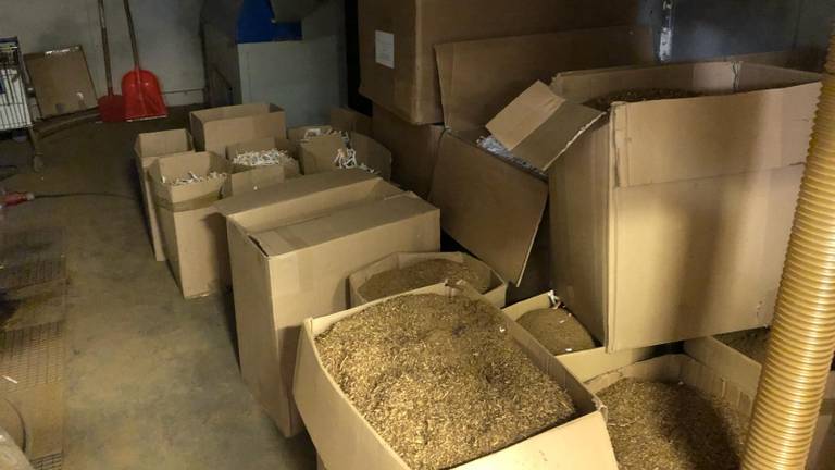 Miljoenen sigaretten gevonden in illegale sigarettenfabriek in Lithoijen (Foto: FIOD)