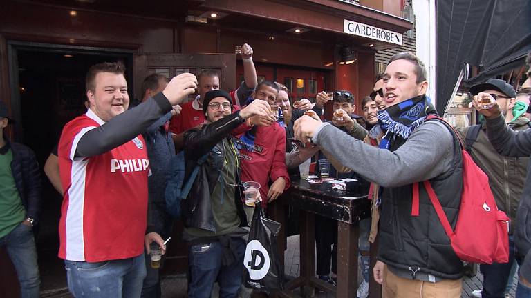 Italiaanse supporters drinken samen met PSV-fans.