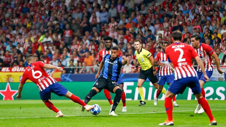 Arnaut Groeneveld (midden) met Club Brugge in actie tegen Atletico Madrid. (Foto: VI Images)