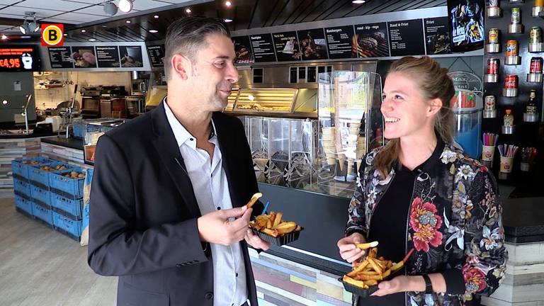 Verslaggever Ronald Sträter eet een frietje met ex-international Kirsten van de Ven.