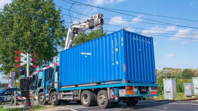 De vrachtwagen  trok de bovenleiding mee. (Foto: Toby de Kort)