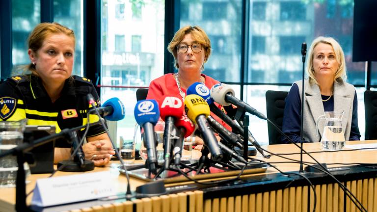 Burgemeester Wobine Buijs-Glaudemans Oss tijdens de persconferentie. Naast haar vertegenwoordigers van NS en politie.