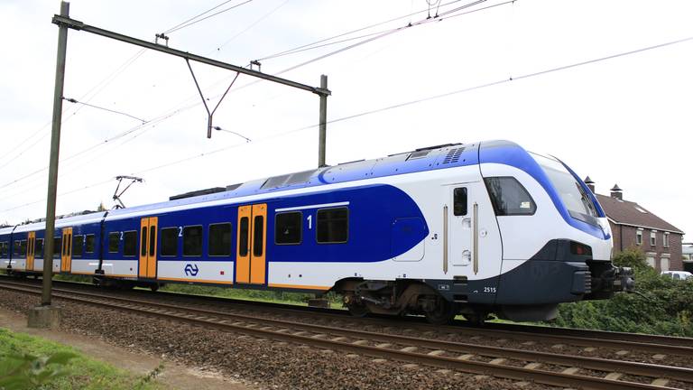 De trein raakte de bakfiets vlakbij station Oss-West. (Foto; Ginopress)