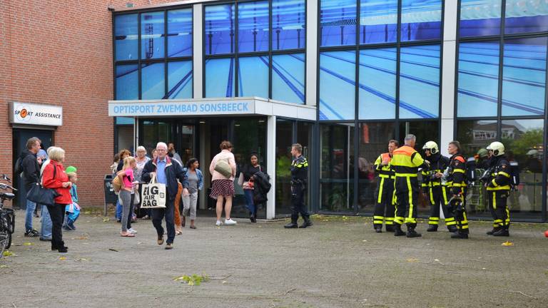 Zwavelzuur Vrijgekomen Bij Lekkage In Zwembad Sonsbeeck In Breda Badgasten Geevacueerd Omroep Brabant
