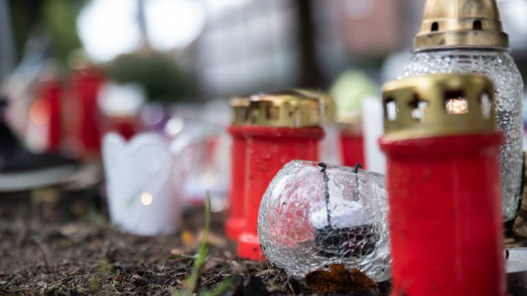 Na het ongeval werden bloemen, kaarsen en knuffels neergelegd langs het spoor. (Foto: Kevin Cordewener)