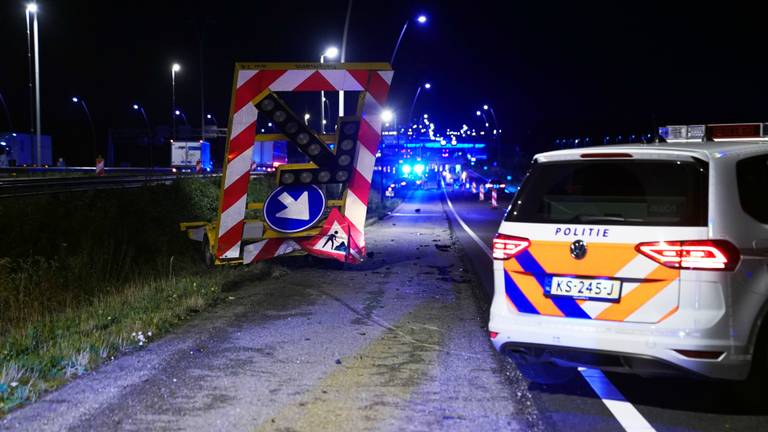 De auto ramde de aanhanger. (Foto: SQ Vision)