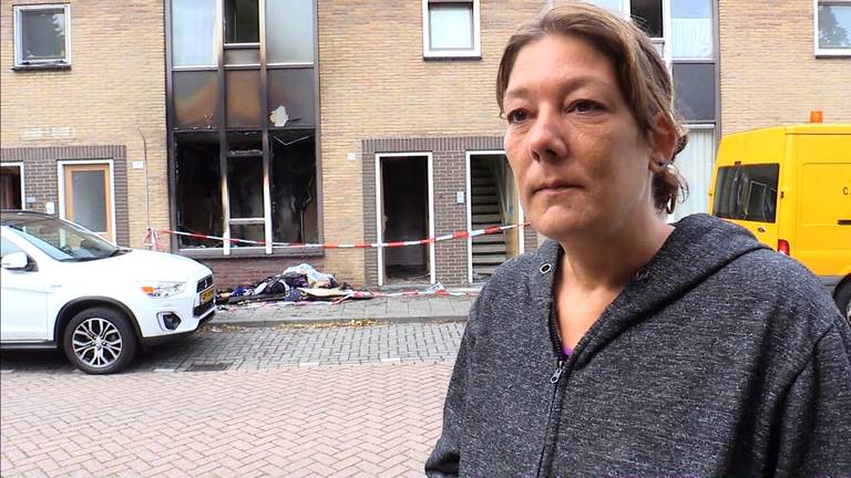 Buurtbewoonster Debby voor de afgebrande woning in Tilburg.
