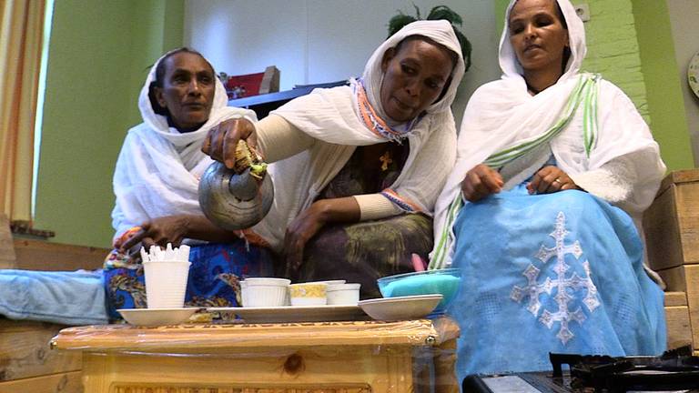 Eritrese vrouwen zetten op traditionele wijze koffie