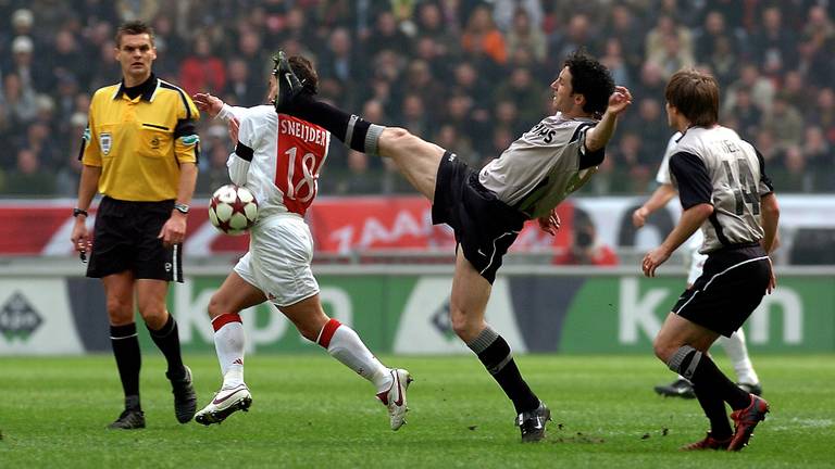 Mark van Bommel in actie tijdens de wedstrijd waarin hij een hattrick maakte (foto: VI Images).