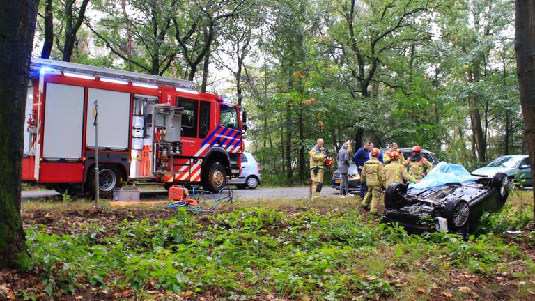 De auto sloeg over de kop. (Foto: Danny van Schijndel)