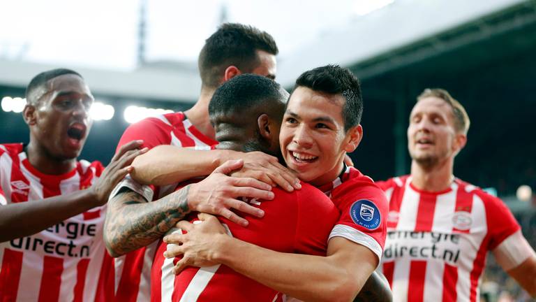 Blijdschap bij PSV na de 3-0 van Hirving Lozano tegen Ajax. (Foto: VI Images)
