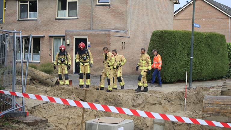 Door werkzaamheden werd een gasleiding geraakt in Gemert en werden drie woningen uit voorzorg ontruimt. (Foto: Danny van Schijndel GinoPress B.V.)
