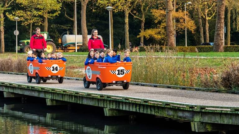 De oude Stint waarmee kinderen vervoerd werden (Archieffoto). 