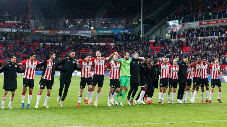 De spelers van PSV vieren in september 2018 samen met de supporters de 3-0 zege op Ajax. (Foto: VI Images)