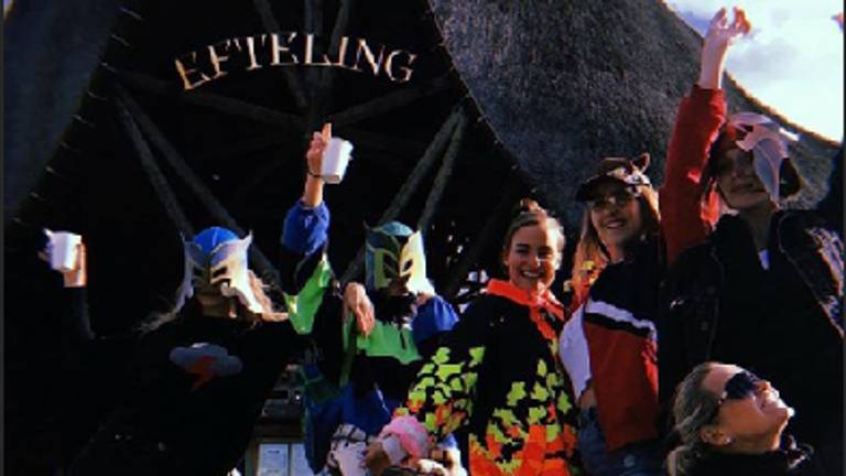 De familie Hadid voor de ingang van de Efteling (Foto: Instagram)