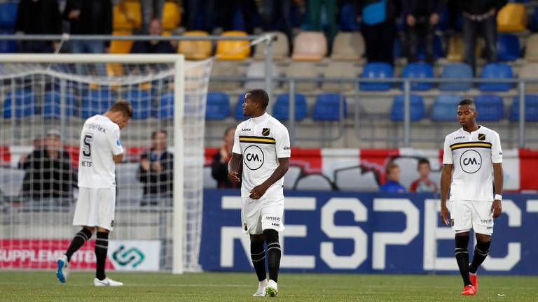 NAC-spelers balen na weer een tegengoal (foto: VI Images).