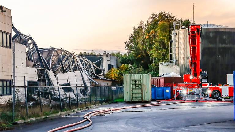 De schade bij TUF Recycling was vrijdagochtend goed te zien. (Foto: Marcel van Dorst/SQ Vision)