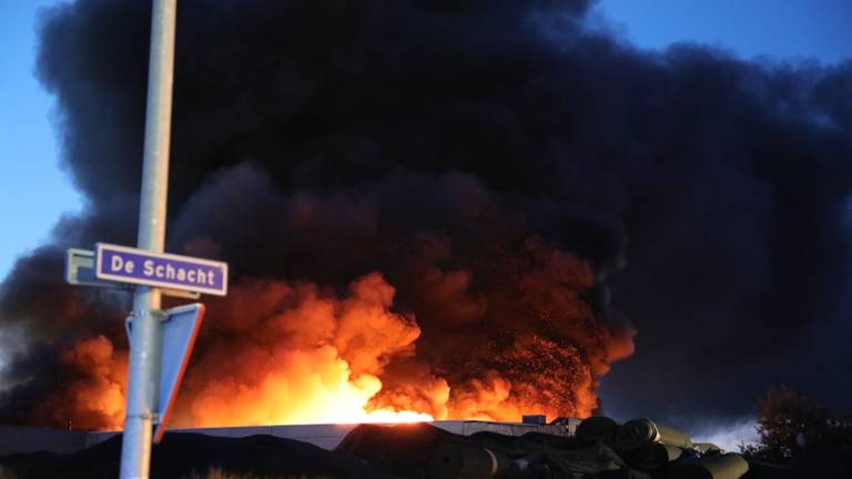 Enorme rookwolken kwamen vrij (foto: Erik Haverhals/FPMB)