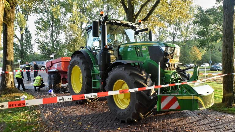 De bromfietser belandde onder de aanhanger van de tractor. (Foto: Toby de Kort)