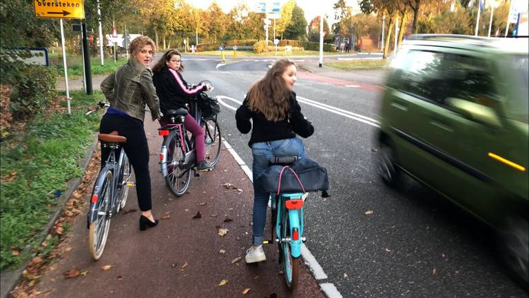 Wethouder Inge van Dijk met Miranda en Amy (foto: Paul Post)