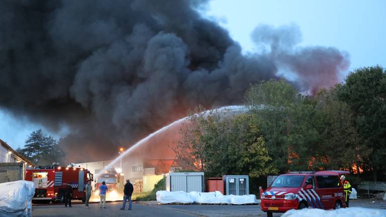 Meteen na uitbreken van de brand bleek wel hoe groot het was (foto: Erik Haverhals/FPMB)