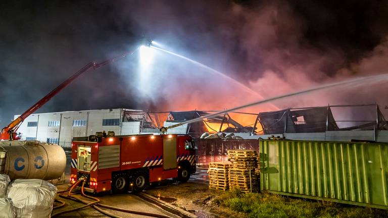TUF ging donderdag in vlammen op. (foto: Marcel van Dorst/SQ Vision)