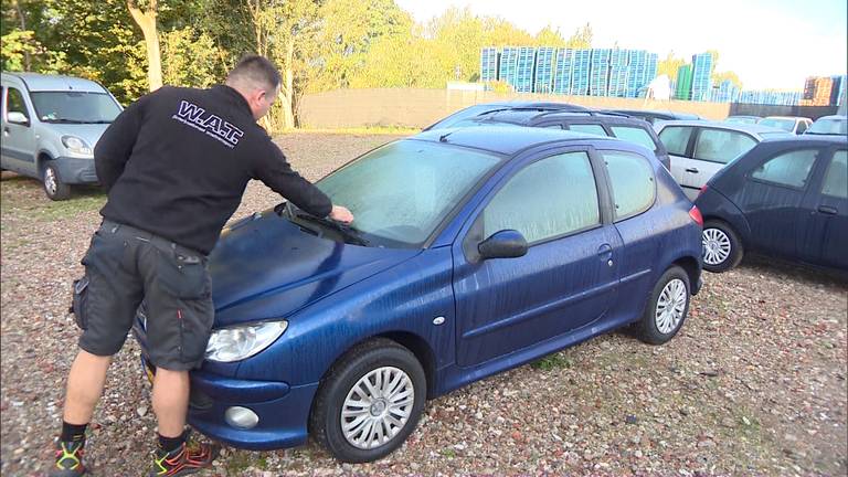 Frank Wuijts haalt de troep van zijn auto's.