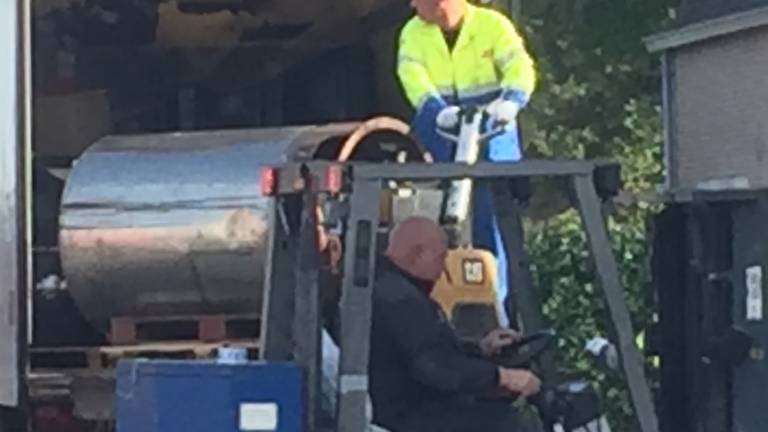 Een van de vaten van het drugslab wordt afgevoerd. (foto:Willem-Jan Joachems)