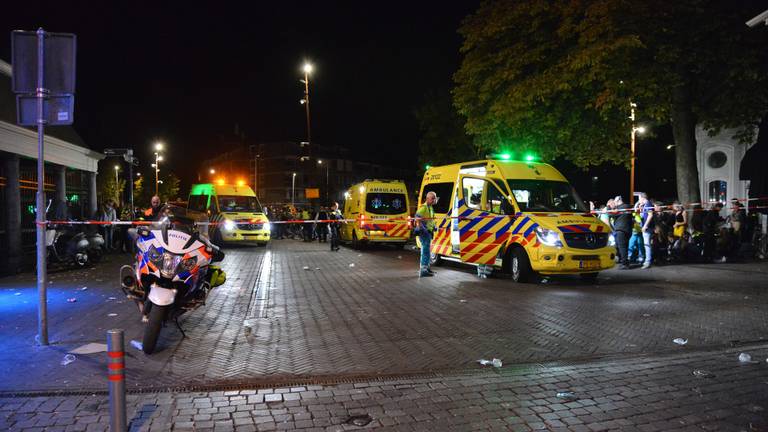 Er kwamen die avond veel hulpdiensten naar het café. (Foto: Perry Roovers)