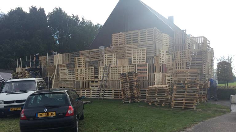 Achter de pallets zit de voordeur.