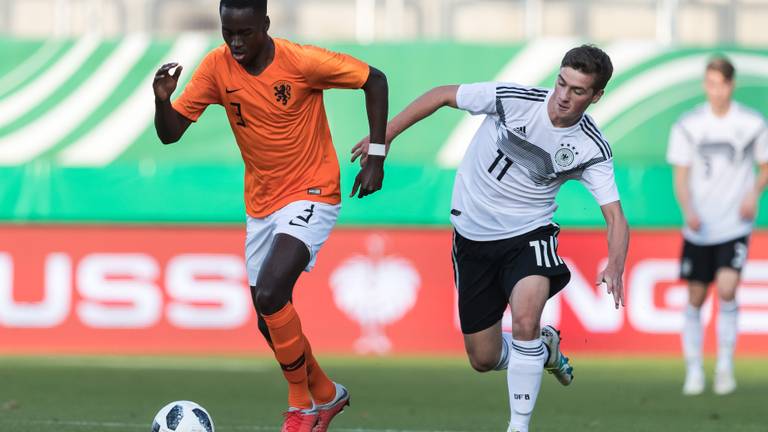 Jordan Teze in duel tijdens Nederland-Duitsland (foto: VI Images).