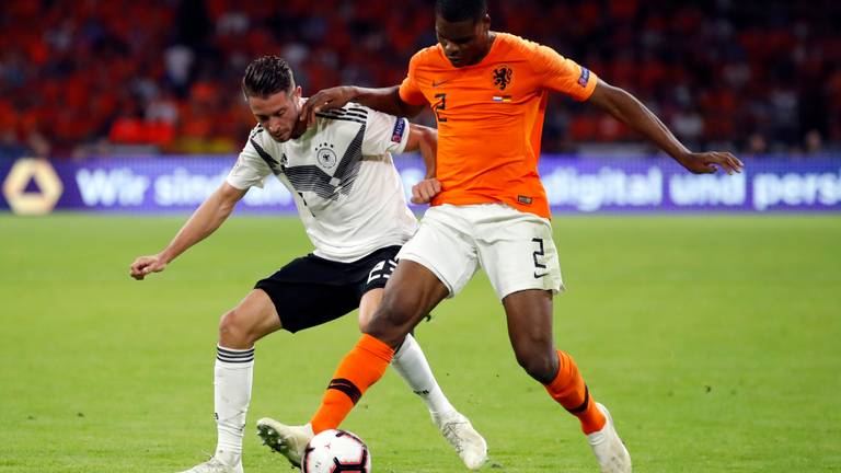 Denzel Dumfries maakte zaterdagavond zijn debuut voor Oranje (foto: VI Images).