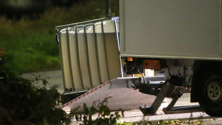 Op de laadklep stond een tank van duizend liter. (Foto: Bart Meesters)