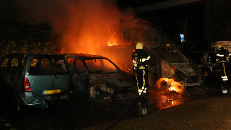 Van de auto's bleef weinig over. (Foto: Marco van den Broek/SQ Vision)