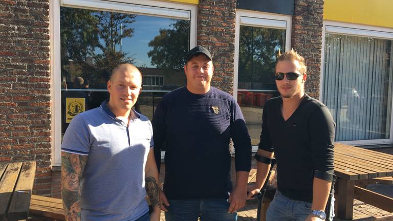 De 'initiatiefnemers' van de nieuwe shirtsponsor van Waalre 5, met in het midden Robin Couwenberg