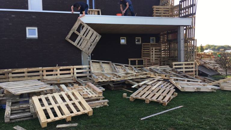 Het huis van het pas getrouwd stel wordt palletvrij gemaakt (foto: Mark Timmermans).