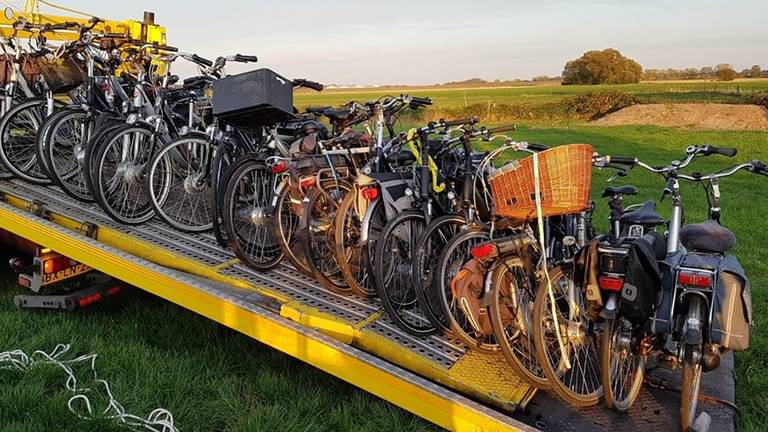 De politie vond zondag 22 gestolen fietsen in een schuurtje op een weiland. (Foto: Politie)