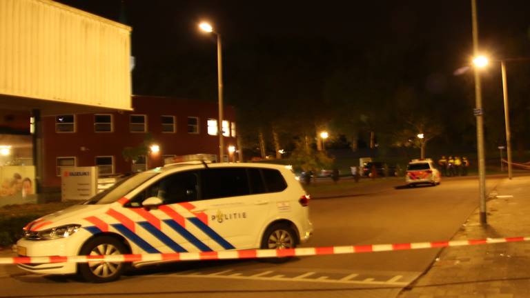 De straat in Bergen op Zoom is afgezet met politielint. (Foto: Danny van Schijndel)