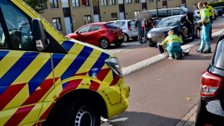 Ambulanceverpleegkundige verleent eerste hulp aan het meisje. (Foto: Perry Roovers / SQ Vision)